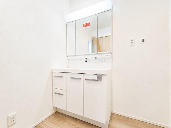 横浜市旭区白根６丁目の新築一戸建の独立洗面台|広々とした洗面室です。収納もしっかりあります！