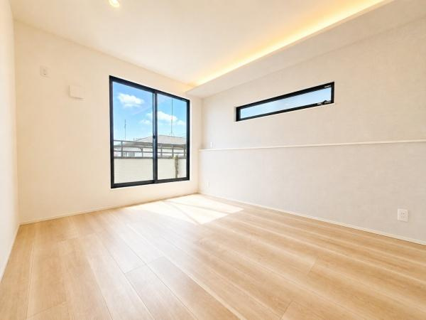 横浜市旭区白根６丁目の新築一戸建の洋室|窓からの光が嬉しい洋室です。
収納もあり、荷物が多い方にも安心です♪