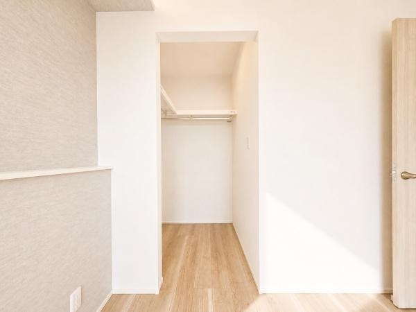 横浜市旭区白根６丁目の新築一戸建の収納|WICでお部屋もスッキリと利用できます！
洋服以外にも収納できるのは嬉しいポイント！