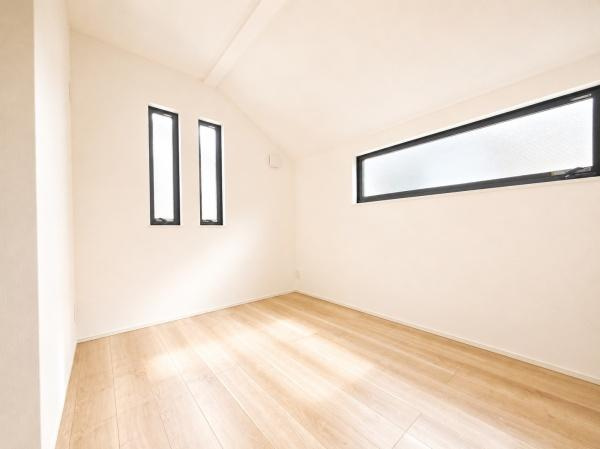 横浜市旭区白根６丁目の新築一戸建の洋室|落ち着きのある洋室です！
休日はこちらでおくつろぎ下さい♪
