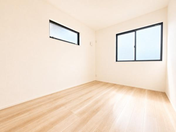 横浜市旭区白根６丁目の新築一戸建の洋室|広さも十分で窓からの光が嬉しい洋室です。