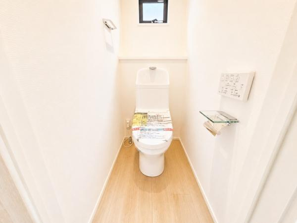 横浜市旭区白根６丁目の新築一戸建のトイレ|清潔感のある内装のすっきりとしたデザインのトイレです。
水周りが綺麗だと安心ですね。
