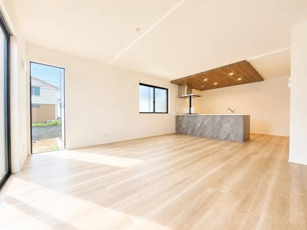 横浜市旭区白根６丁目の新築一戸建の居間・リビング|窓からは明るい光が差し込みます！
電気をつけなくても明るいです。