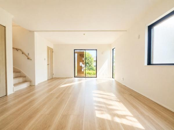 横浜市旭区白根６丁目の新築一戸建の居間・リビング|自慢したくなるリビング！
形も良く家具の配置にも困りません。