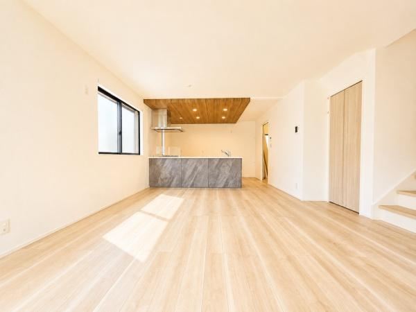 横浜市旭区白根６丁目の新築一戸建の居間・リビング|家族が自然と集まるリビングは
落ち着きのある空間です♪