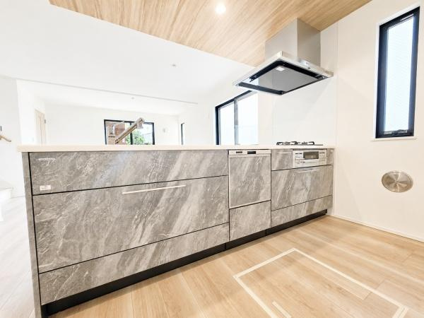 横浜市旭区白根６丁目の新築一戸建のキッチン|広々としたキッチンは、
落ち着いて料理が出来ます！