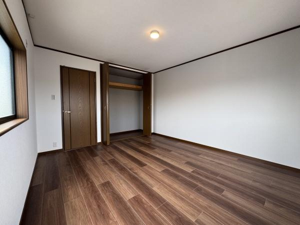 【洋室】 | 木目のフローリングが暖かみのある室内に。明るい寝室で心地のいい朝を迎えられそう。