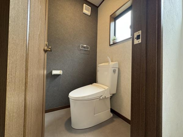 【トイレ】 | 節水型でエコなトイレには、今では当たり前のウォシュレット付き。便座を温める機能付き！
窓があるので、換気しやすく匂いもこもりません♪暗くなりがちなトイレも明るいですよ♪
