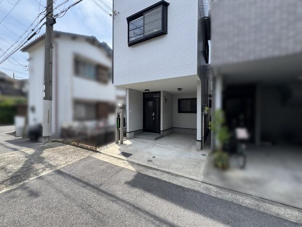 【前面道路含む現地写真】 | 低層の一戸建てを中心とした街並みが整然と続き、周辺は高い建物が建っていないので、採光や開放性に恵まれる環境です。