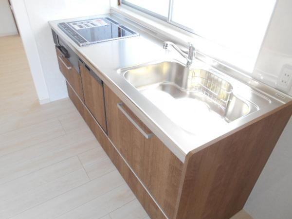 和歌山市黒田　中古戸建のキッチン|吊戸棚、レンジフード完備。