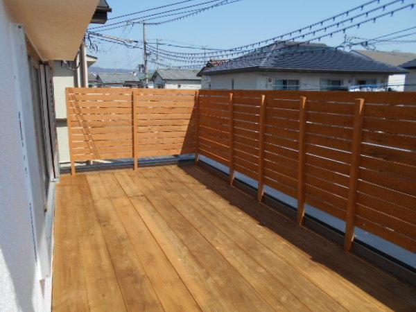 和歌山市黒田　中古戸建のバルコニー|日当たり・通風良好のウッドバルコニー