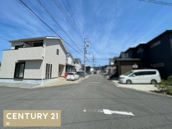 岩出市水栖　中古戸建の前面道路含む現地写真