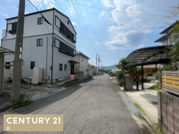 桃山町調月　中古戸建の前面道路含む現地写真