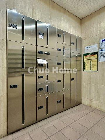 スカーラ台東根岸の設備|【宅配ボックス】在宅時・不在時に関わらず、居住者の代わりに非対面で宅配物を受け取ってくれる便利な設備です。わかりやすくご説明致しますので見学時にはお部屋だけではなく共用部分もぜひチェックしてください。