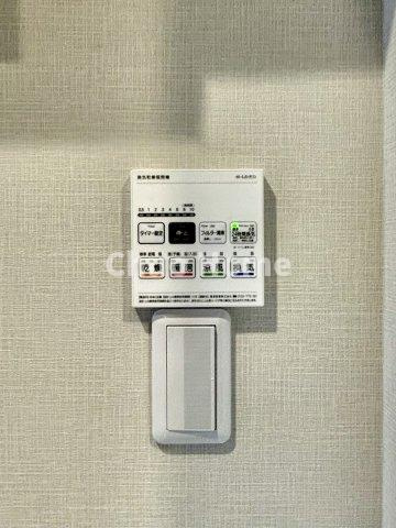 スカーラ台東根岸の冷暖房・空調設備|【浴室乾燥機】暖房・冷風・換気・乾燥が可能です。毎日を快適に過ごせるうれしい機能が揃っています。雨の日の洗濯物も安心です。