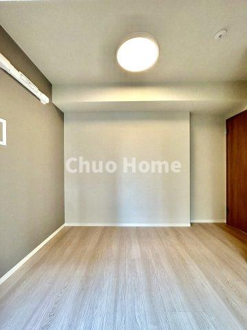 スカーラ台東根岸の寝室|【寝室】心と体をゆったりと安らげる主寝室。寝室のゆとりが大きい分だけ、暮らしの安らぎは深まります。一日の疲れを癒すだけでなく、ご夫婦の親密な語らいを紡ぎ出します
