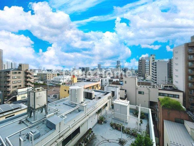 スカーラ台東根岸の展望|手を伸ばせば、ふれることが出来そうな環境が、そのままインテリアになったような印象です。その豊かな眺望にふさわしい空間には、通風・採光にも優れ、心地よい光と風があふれています
