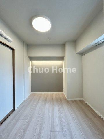 スカーラ台東根岸の洋室|【洋室】快適に過ごす条件は、一人ひとり違います。だからこそ飾り過ぎないシンプルな内装と偏り過ぎないデザインで統一しております。居住していく中でオーナー様だけの【マイホーム】に創り上げて下さい