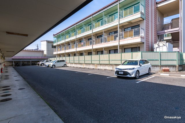 ブラウンヒルズ3番館の駐車場|駐車場