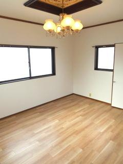 平尾２丁目貸家の洋室|★３面採光のお部屋★