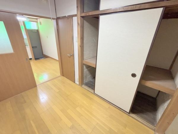 カノウビルの洋室
