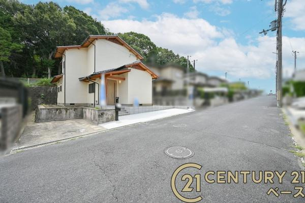 北葛城郡広陵町みささぎ台の中古一戸建の前面道路含む現地写真|■現地撮影写真■前面道路約６ｍ以上でお車の出し入れも楽々！