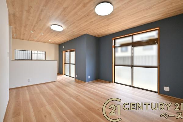 北葛城郡広陵町みささぎ台の中古一戸建の居間・リビング|■現地撮影写真■大きな窓から明るい光が射し込みます！