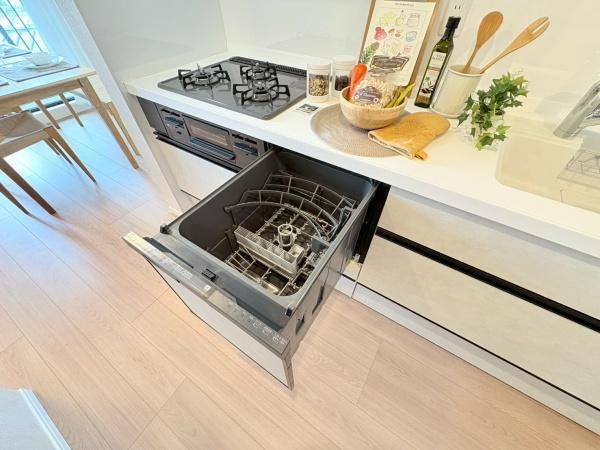 クレストフォルム市が尾南のキッチン|キッチン内にビルトイン食洗機が設置されています。ガスコンロやシンク周りもすっきりとしたレイアウトです。作業スペースが十分に確保されており調理や片付けが快適に行えます。