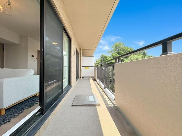 クレストフォルム市が尾南のバルコニー|広々としたバルコニーが住まいに開放感をもたらします。明るい陽射しが室内まで差し込みリラックスできる空間です。3方向にバルコニーがある点も魅力的です。外の眺望も楽しめ日々の生活に彩りを添えます。
