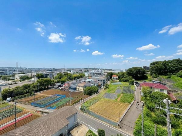 クレストフォルム市が尾南のその他|窓から一望できる開放的な景色が広がっています。遠くまで見渡せる眺望が特徴です。周囲には緑が豊富にあり広々とした空間を感じられます。晴れた日には青空と雲が美しく映えます。