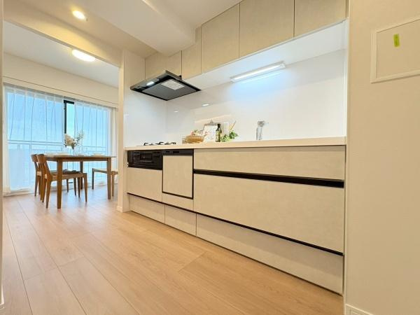 クレストフォルム市が尾南のキッチン|半独立型のキッチンで収納が多いのが魅力です。料理に集中しやすいレイアウトです。ダイニングスペースへのアクセスも便利です。