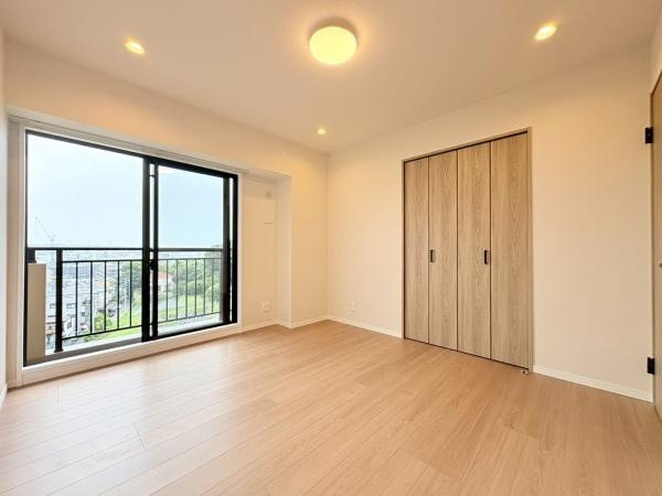 クレストフォルム市が尾南の寝室|6.5帖の寝室です。大きな窓からの陽射しが心地よく開放感あふれる寝室です。バルコニーへの出入りも可能で通風性にも配慮されています。クローゼットも備え付けられており収納スペースが充実しています。