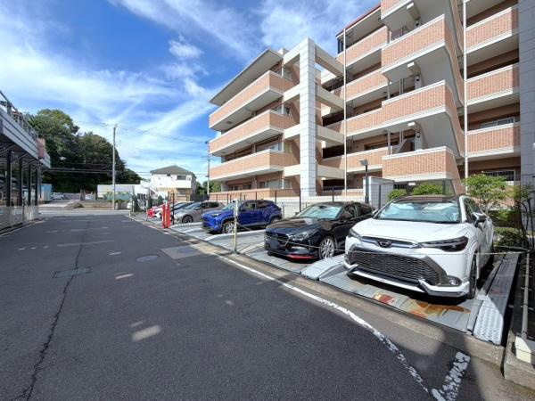 ザ・ピースプレイス横浜の駐車場
