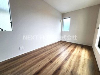 【洋室】 | 尼崎市浜３丁目中古戸建　築浅！ | ３階洋室5.6帖です♪バルコニーに面した明るく開放的な室内です！１ぜひ現地でご確認ください！！