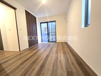 【洋室】 | 尼崎市浜３丁目中古戸建　築浅！ | １階納戸6.7帖です♪いつでもご見学できます！！お気軽にネクストホープ不動産までお問い合わせを！！