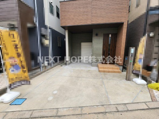 【駐車場】 | 尼崎市浜３丁目中古戸建　築浅！ | 玄関前は駐車スペースです！１
