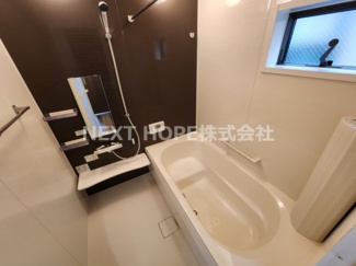 【浴室】 | 尼崎市浜３丁目中古戸建　築浅！ | １坪タイプの浴室です♪一日の疲れを癒してくれます！足を伸ばしてご入浴できます！！浴室乾燥機付きで雨の日のお洗濯物も困りませんね！