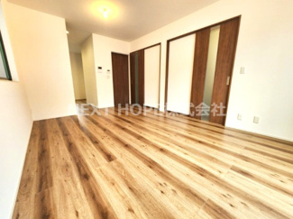【居間・リビング】 | 尼崎市浜３丁目中古戸建　築浅！ | ２階LDKは約13.6帖の空間です♪休日ものんびり過ごせる癒しの空間です！！