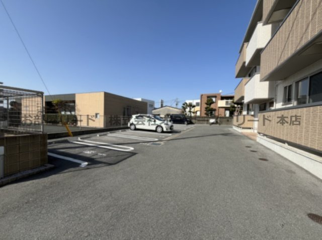 D-ROOMクレスト国分の駐車場