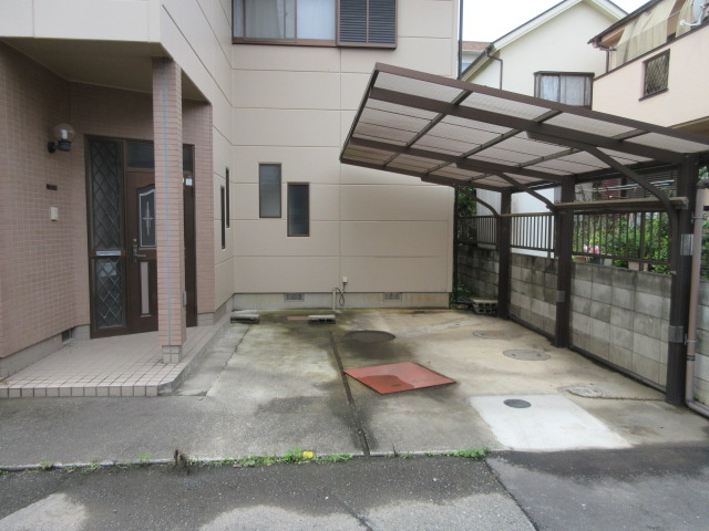 中古戸建　深谷市小前田1648-6の駐車場