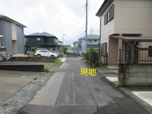 中古戸建　深谷市小前田1648-6の前面道路含む現地写真