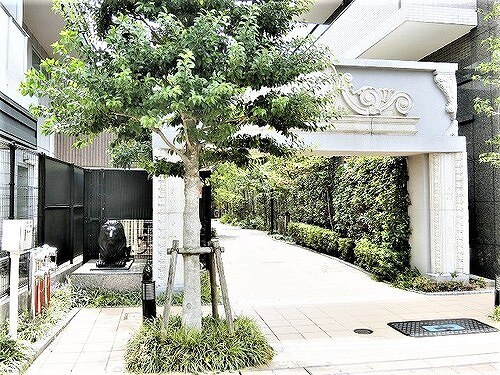 ライオンズタワー岡山表町のエントランス|アプローチ・ライオン像　※2022年9月撮影