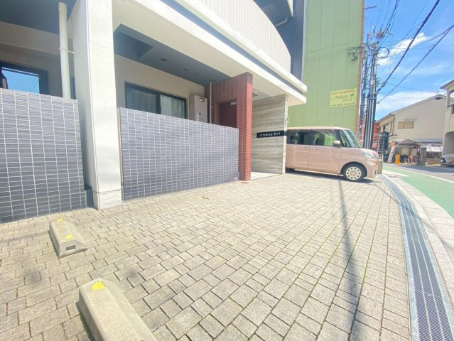 高槻市芥川町２丁目の賃貸マンションの駐車場