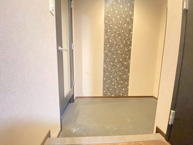 高槻市芥川町２丁目の賃貸マンションの玄関
