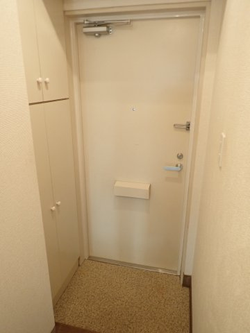 共立リライアンス八王子ⅡB棟の玄関