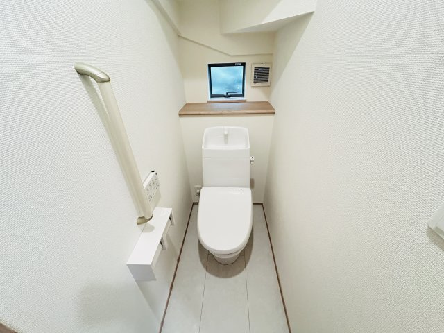 新築　高崎市倉賀野町　Heartful　Town　A号棟のトイレ|現地写真　節水タイプのウォシュレット付きトイレ、水道料節約に一役買います！
