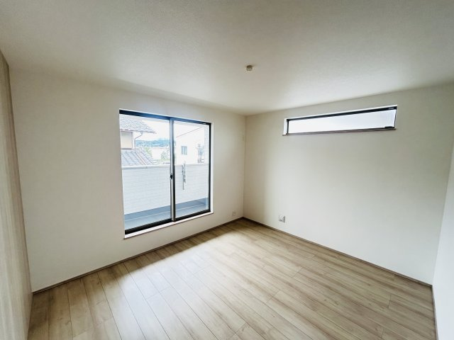 新築　高崎市倉賀野町　Heartful　Town　A号棟の洋室|現地写真　全室南向きで明るいお部屋、子供部屋は明るい方が良いですよね♪							
					
