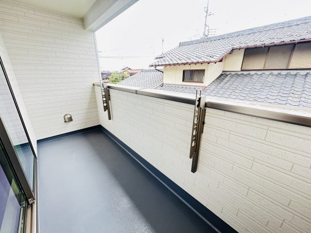 新築　高崎市倉賀野町　Heartful　Town　A号棟のバルコニー|現地写真　インナーバルコニーで少しの雨なら濡れずにすみます。天気が怪しいけど…という悩みも解消ですね!									

