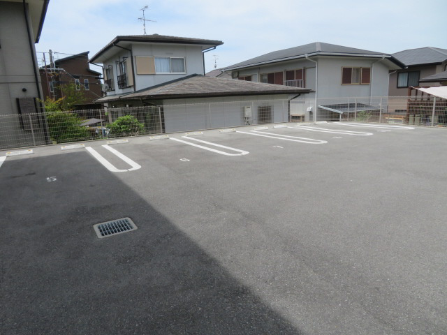 パークハイム六番館の駐車場
