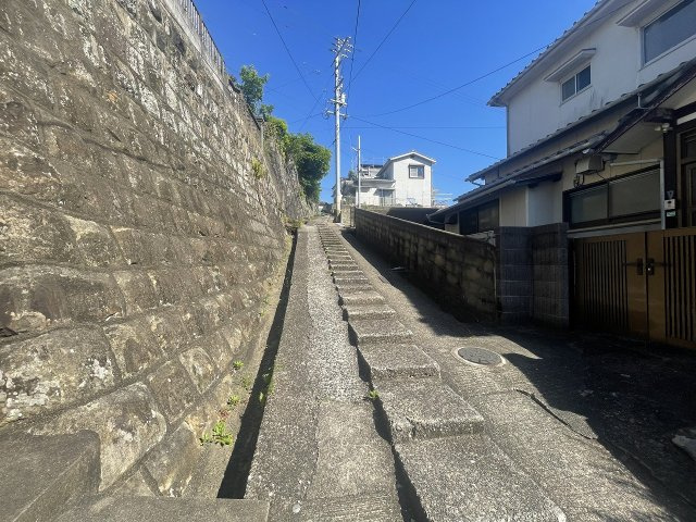 峰坂町一戸建の前面道路含む現地写真